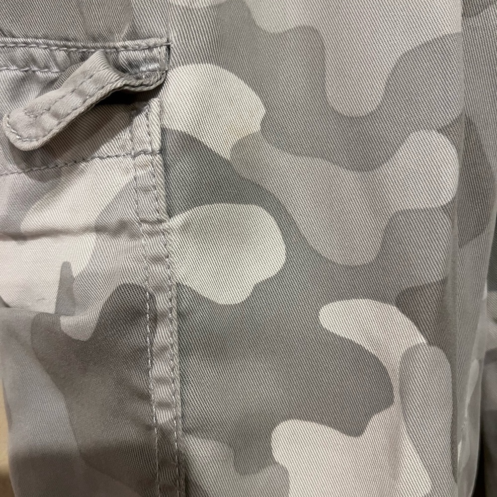 C&C of California Women's Grey Camo Cargo Joggers Size Small 100% Lyocell Casual - Picture 3 of 7